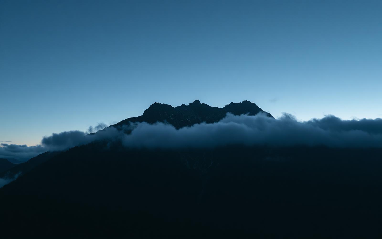 Paysage de montagne au crépuscule